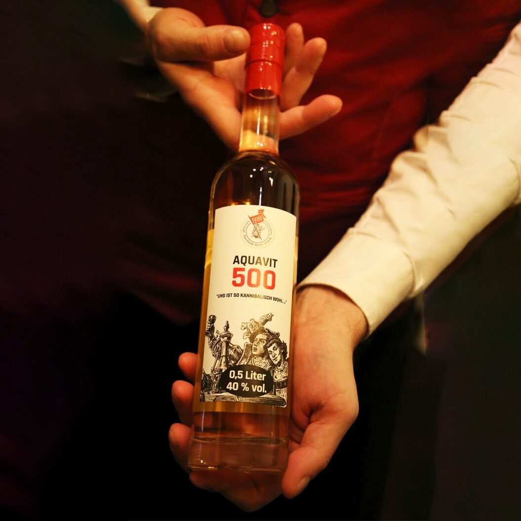 AQUAVIT 500 – Auerbachs Keller Leipzig · 1525 – 2025 Destilliert aus Kümmel und Dill. Ein Jahr im Eichenfass gereift. Auf Mittelmeerreise veredelt.